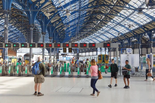 Brighton, Büyük Britanya - 19 Haziran 2017: Brighton, İngiltere'de tren istasyonunda tren için bekleyen insanlar. 27 Haziran 2017 Brighton, Büyük Britanya