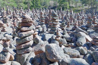 Orman alanında birçok gizemli taş yığınları ile kaplı