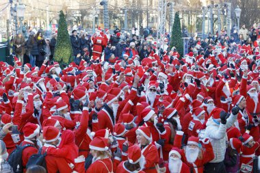 Noel Babalar dans geleneksel kırmızı elbiseler ve sakal yüzlerce 