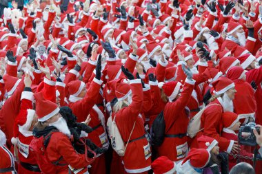 Noel babalar yüzlerce geleneksel kırmızı elbiseler ve sakal s