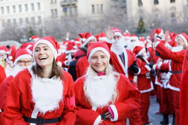 Smailing kadın Santas geleneksel kırmızı elbiseler ve sakal t