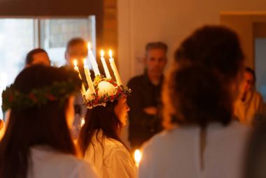 Lucia parade şarkı kızlar ve erkekler için kendimi beyaz elbiseler ile