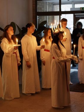 Lucia parade şarkı kızlar ve erkekler için kendimi beyaz elbiseler ile