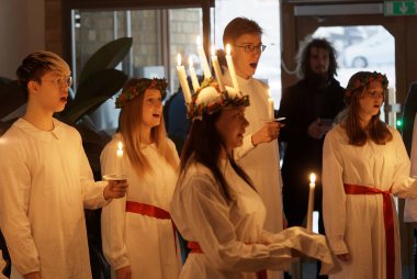 Lucia parade şarkı kızlar ve erkekler için kendimi beyaz elbiseler ile