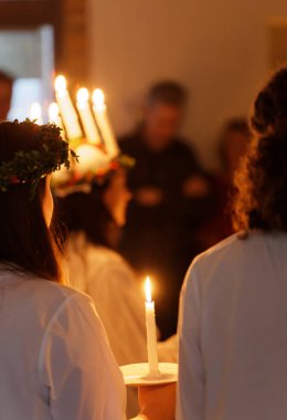 Lucia parade şarkı kızlar ve erkekler için kendimi beyaz elbiseler ile