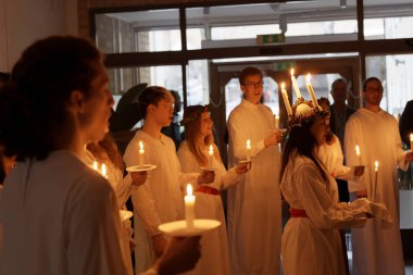 Lucia parade şarkı kızlar ve erkekler için kendimi beyaz elbiseler ile