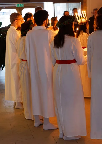 Lucia parade şarkı kızlar ve erkekler için kendimi beyaz elbiseler ile