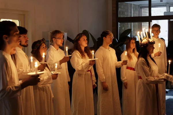 Lucia parade şarkı kızlar ve erkekler için kendimi beyaz elbiseler ile