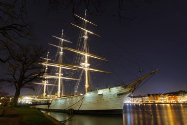 Stockholm, İsveç - 27 Aralık 2017: Nightscape güzel yelkenli gemi ve otel Af Chapman Merkezi Stockholm İsveç, 27 Aralık 2017