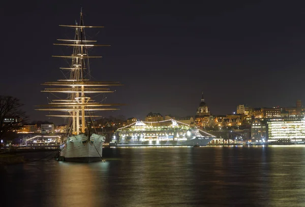 ストックホルム スウェーデン 2017 2017 スウェーデンのストックホルムの中心部で大規模なフェリーとホテル心房細動チャップマン美しい帆船の夜景 — ストック写真