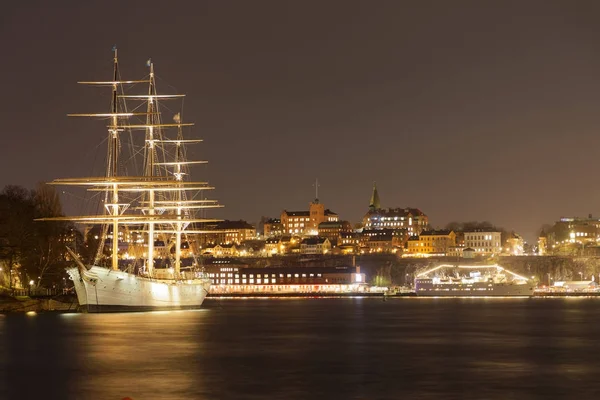 美しい帆船と心房細動チャップマンのホテルの夜景、 — ストック写真
