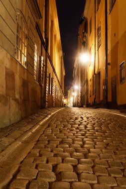 Gece boyunca tarihi kent merkezi Stockholm dar sokakta. 