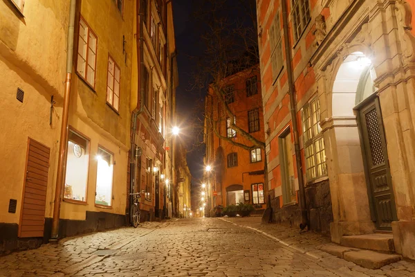 在斯德哥尔摩市中心的夜晚在老城区的狭窄胡同. — 图库照片