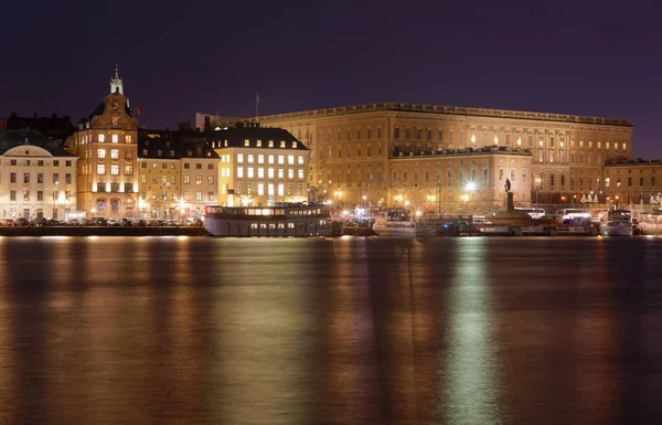 斯德哥尔摩 2017年12月27日 斯德哥尔摩市中心的皇家城堡夜景在温暖的黄色光反射在海 2017年12月27日 — 图库照片