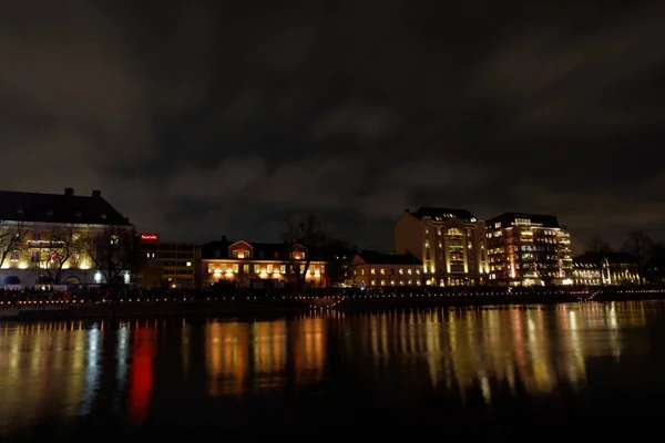 スウェーデン ノルコーピング 2017年12月31日 美しい川の夜景 Motala 2017年12月31日スウェーデン ノルコーピング市中心部の水の中に映るストームと建物 — ストック写真