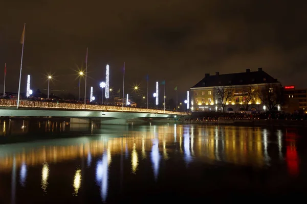 光の祭りとモタラ川のストームと建物は スウェーデンのノルコーピング中央部の夜の間に水の中に反映 — ストック写真