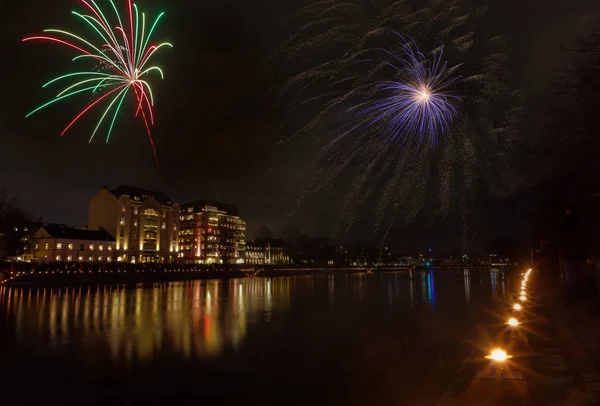 Şehrin İsveç'te Norrkoping üzerinde renkli yeni yıl havai fişek — Stok fotoğraf