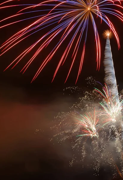 Şehrin İsveç'te Norrkoping üzerinde yeni yıl havai fişek — Stok fotoğraf