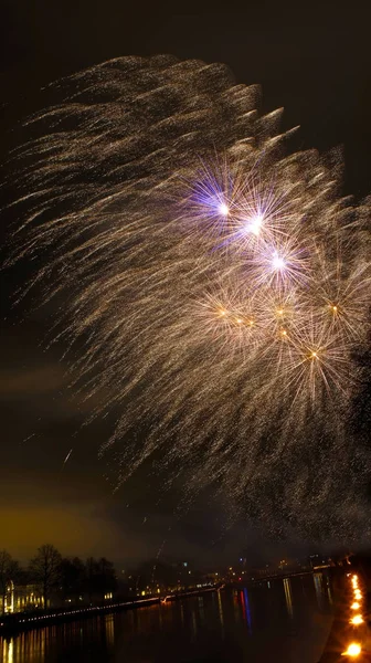 Şehrin İsveç'te Norrkoping üzerinde yeni yıl havai fişek — Stok fotoğraf