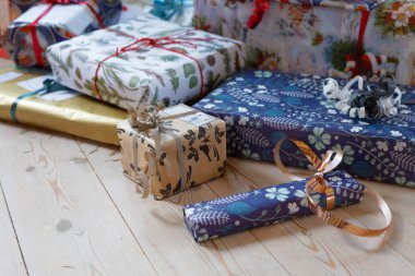Noel hediyelerini yığını renkli hediye kağıt decora içinde sarılmış