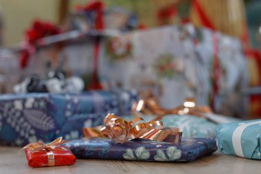 Noel hediyelerini yığını renkli hediye kağıt decora içinde sarılmış