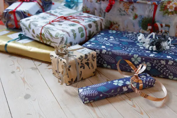 Pilha de presentes de Natal envolto em decoração de papel de presente colorido — Fotografia de Stock