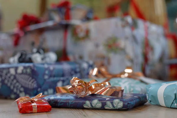 Pilha de presentes de Natal envolto em decoração de papel de presente colorido — Fotografia de Stock