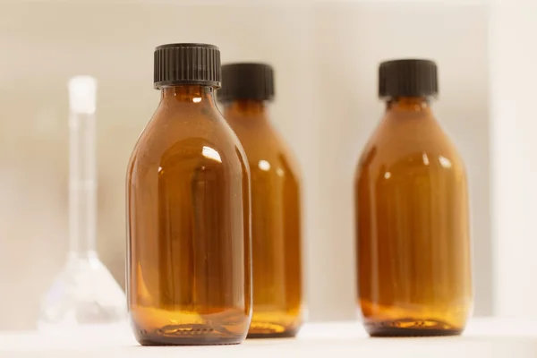Primo piano delle bottiglie marroni utilizzate in laboratorio — Foto Stock