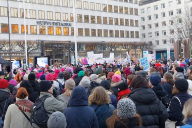 Stockholm, İsveç - 21 Ocak 2018: insanlar afişini kadın March, kadın hakları Merkezi Stockholm, Norrmalmstorg, İsveç, 21 Ocak 2018 dünya çapında bir protesto holding