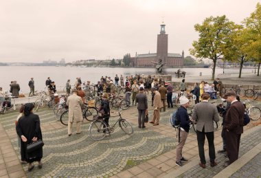 Stockholm - 23 Eylül 2017: Bir sürü insan Bisiklet Stockholm Belediye Binası önünde Tweed olay Bisiklet 23 Eylül 2017 Stokholm, İsveç'te holding eski moda yün elbise giymiş