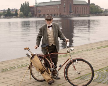 Stockholm - 23 Eylül 2017: eski moda tüvit kıyafetler ve golf ekipmanları ve Bisiklet Bisiklet Tweed olay Stockholm Belediye Binası önünde 23 Eylül 2017 Stokholm, İsveç'te giymiş komuta sizde