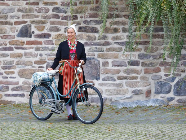 Estocolmo Septiembre 2017 Mujer Sonriente Vestida Con Colorido Traje Tradicional — Foto de Stock