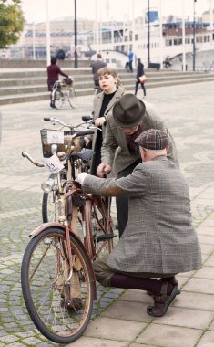 Stockholm - 23 Eylül 2017: retro Bisiklet Bisiklet Tweed olay 23 Eylül 2017 Stokholm, İsveç'te sabitleme eski moda tüvit ceket giymiş Ttwo erkekler