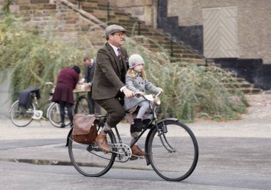 Stockholm - 23 Eylül 2017: baba kızını bisikletle Bisiklet Tweed olay eski moda tüvit elbise 23 Eylül 2017 Stokholm, İsveç'te giymiş bırakacak