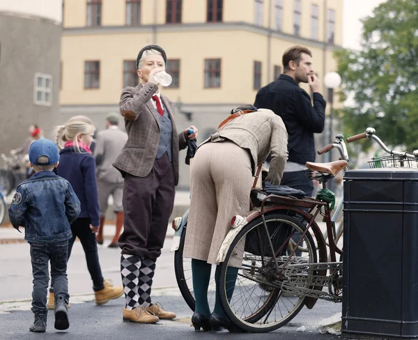 ストックホルム 2017 女性ツイード イベントで自転車で 2017 日ストックホルム スウェーデンのビンテージ自転車を固定伝統的なツイードの服を着た — ストック写真