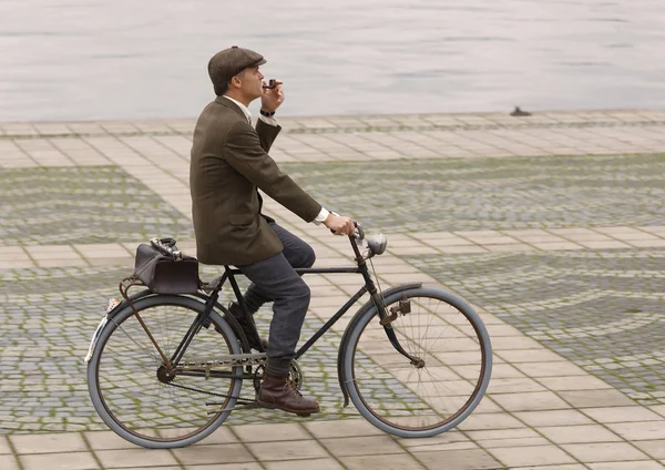 Стокгольм Вересня 2017 Елегантний Людина Курив Люльку Велосипеді Ретро Одягнені — стокове фото