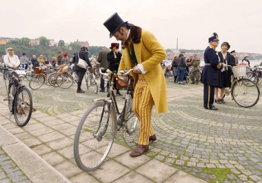 Sarı ove zarif üst sınıf beyefendi bisiklet ile giyinmiş