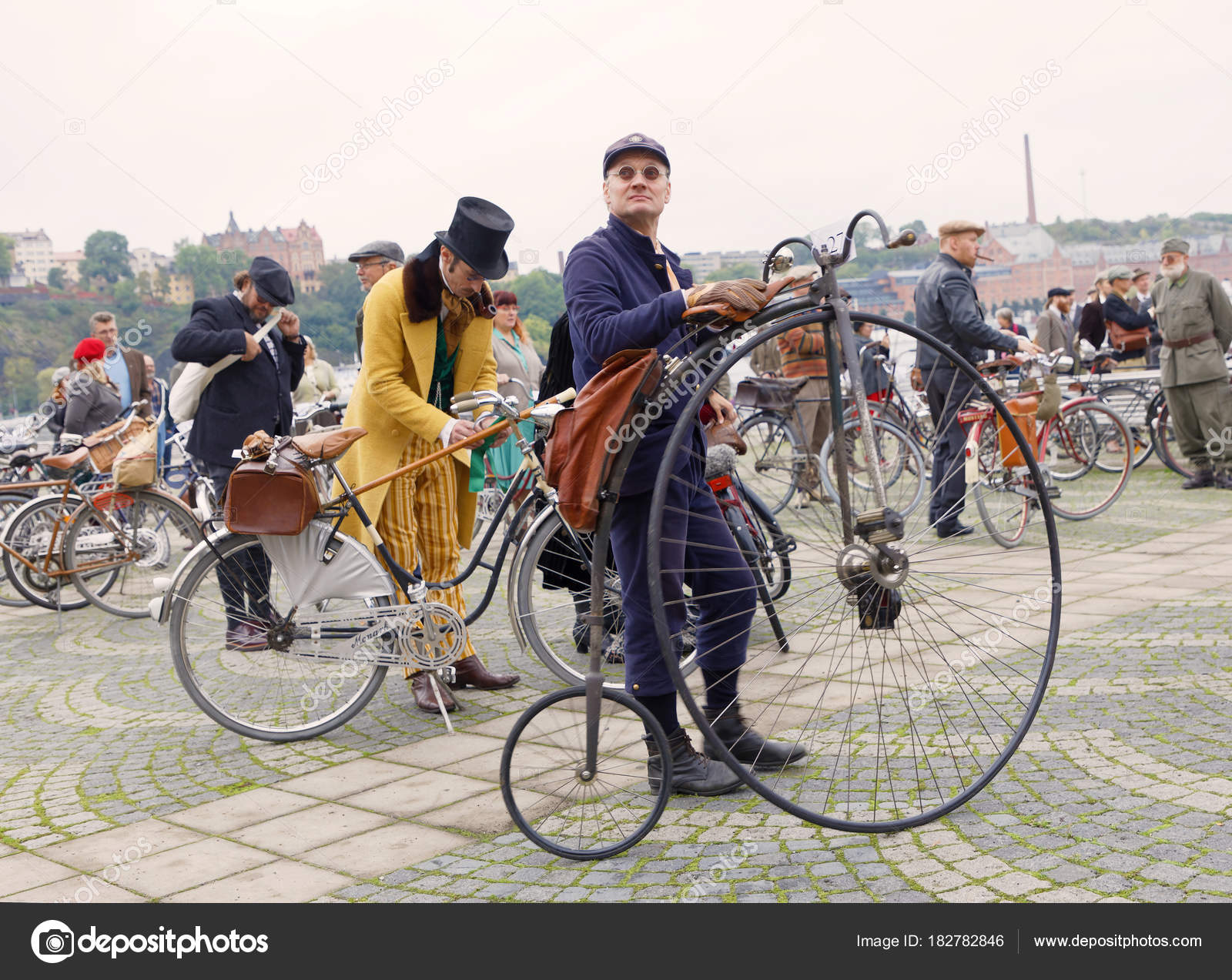 ESTOCOLMO - DE SEPT 19 De, 2015: Ciclismo Hombre Que Llevaba Ropa Vieja  Militares De Moda En