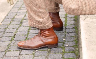 Stockholm - 23 Eylül 2017: Closeup bir Arnavut kaldırımlı Tweed olay bisiklet üzerinde kahverengi eski moda ayakkabı 23 Eylül 2017 Stokholm, İsveç'te mans.