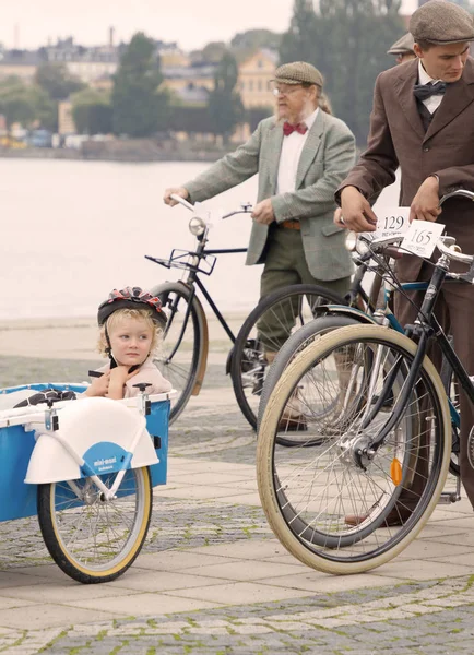 Stockholm Eylül 2017 Zarif Adam Küçük Kızı Bir Bisiklet Bisiklet — Stok fotoğraf