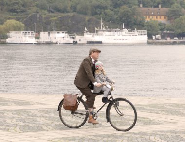 Kızı eski giyinmiş bisikletle bıraktığın babası
