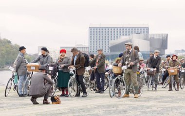 Birçok kişi Bisiklet kendimi eski moda tüvit kumaş içinde giyinmiş