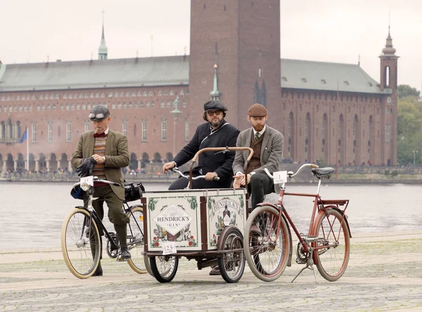 Männer in altmodischen Tweed-Klamotten und auf Fahrrädern — Stockfoto