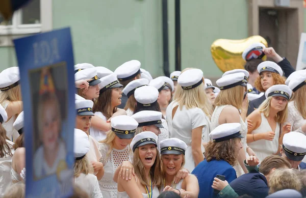 Gülümseyen öğrenciler mezun olduktan sonra beyaz mezuniyet kapaklar giyiyor — Stok fotoğraf