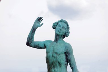 Bakır S dışarıda Carl Eldh tarafından yapılan Song adlı heykeli