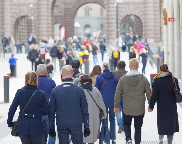 Turystów, którzy chodzą na famoues ulicy Drottningatan w Stockhol — Zdjęcie stockowe