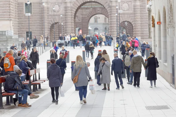 Turystów, którzy chodzą na famoues ulicy Drottningatan w Stockhol — Zdjęcie stockowe