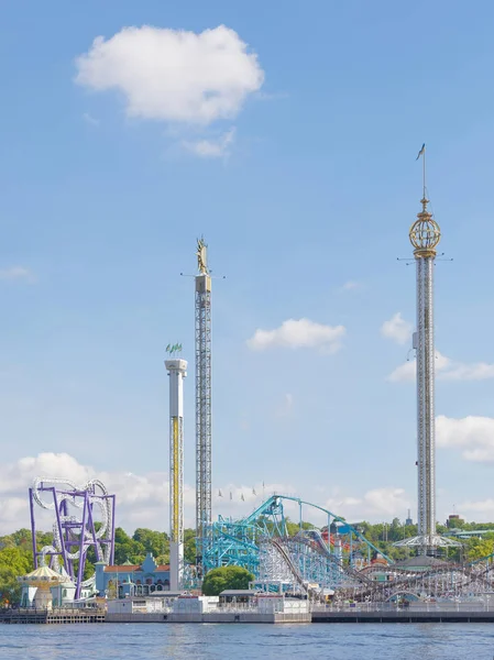 Парк аттракционов Grona lund с Rollor coster free falling tower — стоковое фото