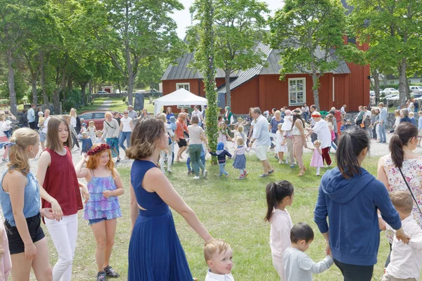 Vaddo Suecia Junio 2017 Niños Adultos Bailando Tomados Mano Alrededor — Foto de Stock