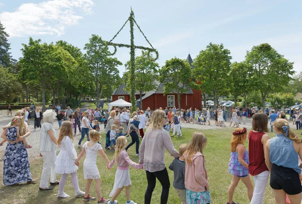 Vaddo Sveç Haziran 2017 Çocuklar Yetişkinler Dans Sveç Kırmızı Kilise — Stok fotoğraf